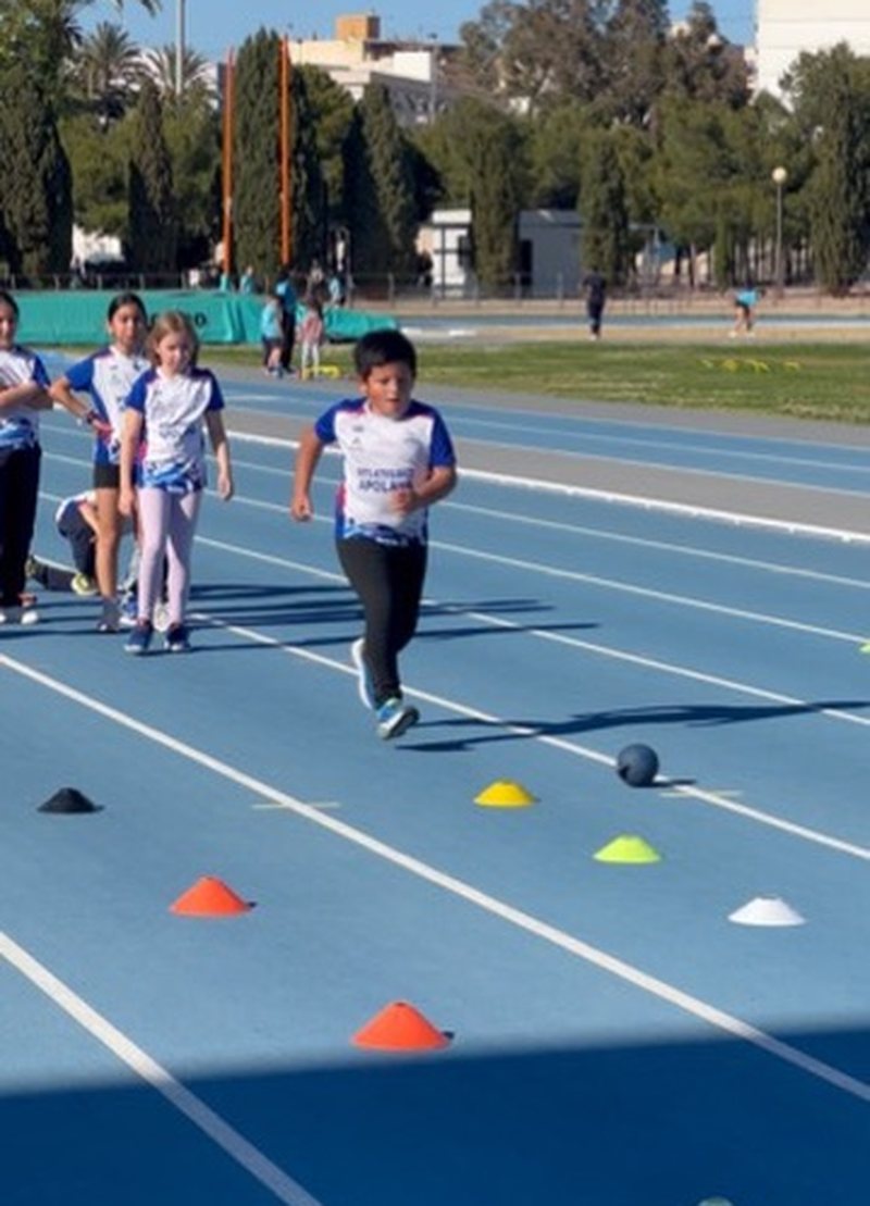 Niños en la escuela de atletismo del club